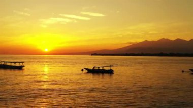 Bali 'de parlak altın gün batımı.