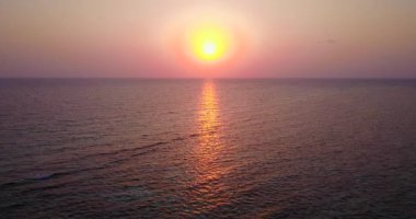 Pembe günbatımlı deniz kenarında. Bali, Endonezya 'ya egzotik yaz gezisi. 