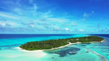 Adanın etrafındaki parlak turkuaz deniz. Barbados, Karayipler 'e egzotik yolculuk. 