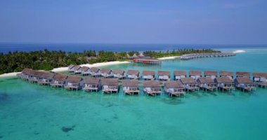 Su bungalovlarının üzerindeki egzotik adanın insansız hava aracı görüntüsü. Fransız Polinezyası 'nda Tahiti' de yaz tatilleri.