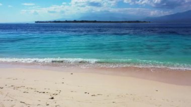 Sakin bir sahil bölgesi. Endonezya, Bali 'deki egzotik manzara.  