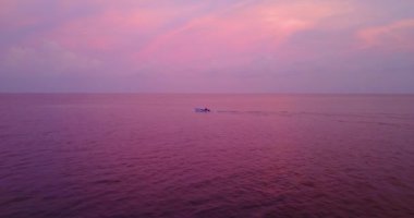 Hareket eden teknesiyle parlak pembe gün batımı. Ko Samui, Tayland Tatili.