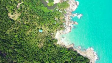 Deniz sahnesi yukarıdan izleniyor. Endonezya, Bali 'de tatil sezonu.