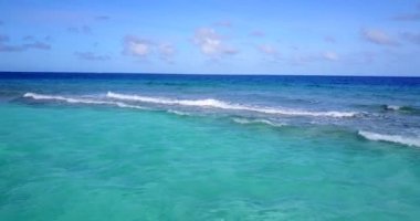 Gün ortasında kıyı şeridinde dalgalar. Bali 'de yaz yolculuğu.