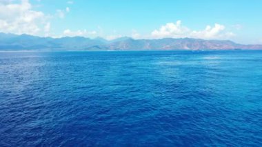 Sonsuz mavi deniz manzarası. Bali 'nin tropikal doğası.