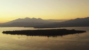Deniz kenarında gün batımı. Bora Bora 'nın egzotik doğası, Fransız Polinezyası. 