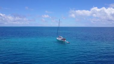 Pürüzsüz mavi denize bakıyorum. Barbados, Karayipler 'e egzotik yolculuk. 