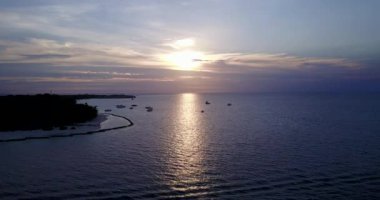 Deniz kenarında gün batımı. Tayland, Asya 'da yaz tatili. 