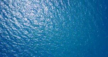 Dalgalı deniz suyu yüzeyi. Bora Bora 'daki tropik cennet, Fransız Polinezyası.