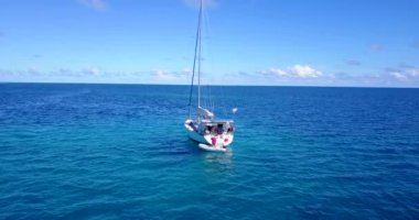 Pürüzsüz mavi denize bakıyorum. Barbados, Karayipler 'e egzotik yolculuk. 