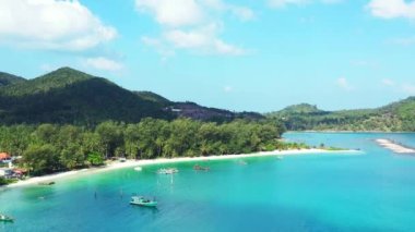 Yeşil dağlarda deniz kenarında. Tayland, Asya 'da yaz tatili.    