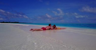 Tropik adanın kumlu sahillerinde romantik bir çift, yaz tatili konsepti videosu