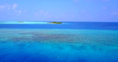 Canlı turkuaz deniz kenarlı yeşil tropikal ada. Barbados, Karayiplerin güneşli doğası.