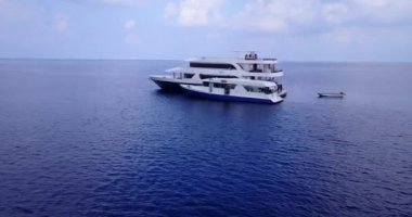 Mavi denizde hareket eden lüks bir yat. Endonezya, Bali 'de yaz tatili.