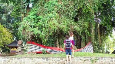 Asya şehir sokağındaki genç ve sevimli çift, turizm konsepti görüntüleri. 