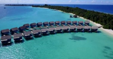 Adada bir sürü bungalov var. Bali 'de deniz manzarası. 