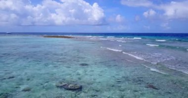 Gündüz dalgalı açık deniz kıyısı. Endonezya 'ya yaz gezisi.