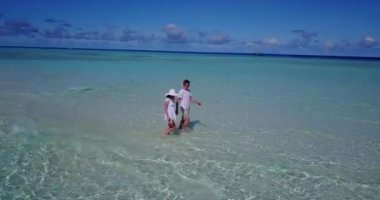 Tropik sahilde romantik bir çift.