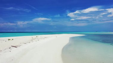 Şeffaf dalgalı deniz suyunun yakın görüntüsü. Endonezya 'nın Idyllic doğası.