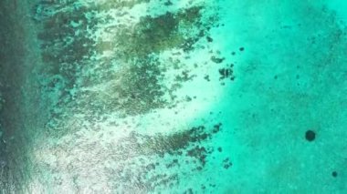 Hareket eden deniz dalgaları, doğal deniz gerilemesi. Endonezya, Bali 'deki Doğa Manzarası.  