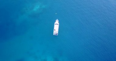Mavi denize yanaşmış beyaz yatların üst görüntüsü. Bali 'nin doğal arka planı.