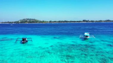 Arka planda adası olan tekneler denize yanaştı. Bali 'nin yaz manzarası. 