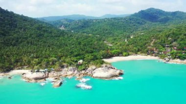 Adanın etrafındaki canlı turkuaz deniz. Antigua 'nın Doğa Manzarası.