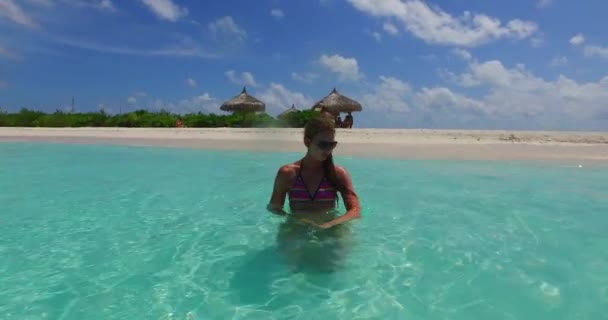 Молода Жінка Яскравого Бікіні Насолоджується Відпочинком Мальдівах — стокове відео