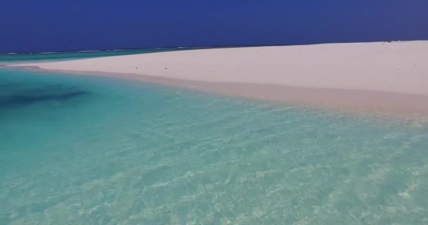 迷人的蓝绿色海岸 蓝蓝的蓝天 前往马尔代夫 — 图库视频影像