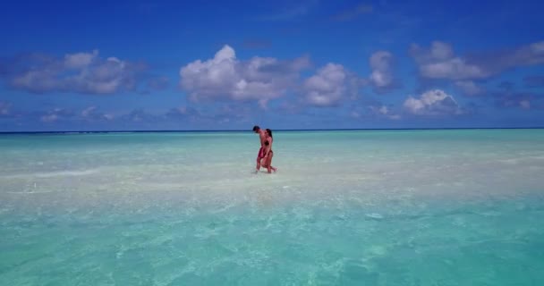 Молодий Чоловік Жінка Ходять Морській Воді Красива Пара Відпочиває Тропічному — стокове відео