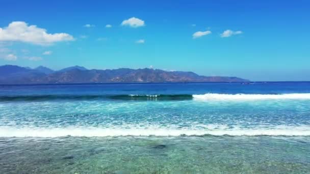 Lange Wellen Mit Bergen Hintergrund Landschaft Australiens Ozeaniens — Stockvideo