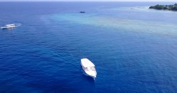 Bílé Jachty Plovoucí Modrém Moři Trávení Dovolené Bali Indonésie — Stock video