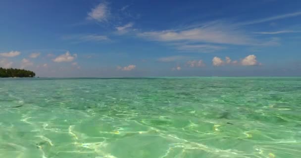 Kristalhelder Zeewater Met Kleine Rimpelingen Zomer Ontspannen Bora Bora Frans — Stockvideo