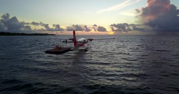 日落时一架水上飞机停靠在海面上的录像 — 图库视频影像