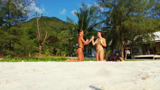 Vídeo Duas Mulheres Praia Areia Brincando Com Palmas Das Mãos — Vídeo de Stock