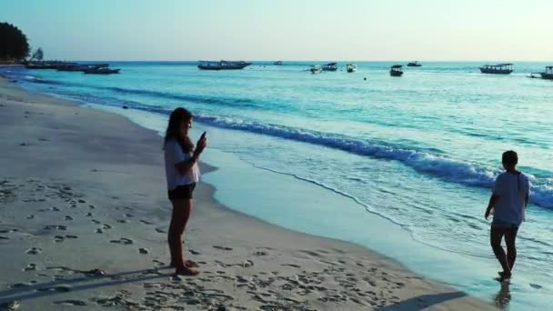 Mooie Jonge Vrouwen Tropisch Strand Bij Zonsondergang — Stockvideo