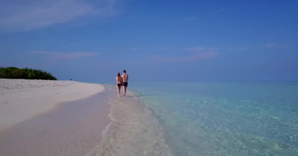 Huwelijksreis Paar Zomervakantie Caribisch Eiland Turkoois Zee Goud Zand Strand — Stockvideo
