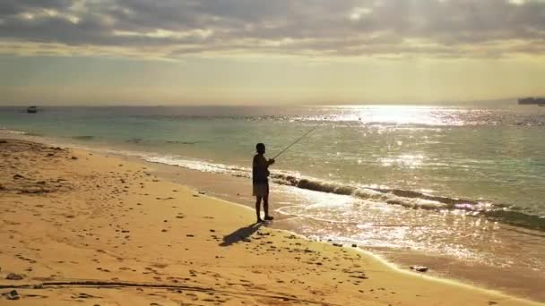 Красивий Вид Рибалку Пляжі Заходу Сонця Фоном Гір — стокове відео