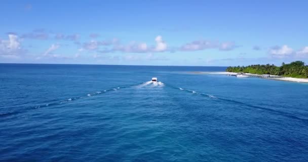 Klein Jacht Verlaten Spoor Blauwe Zee Tropische Reis Naar Bali — Stockvideo