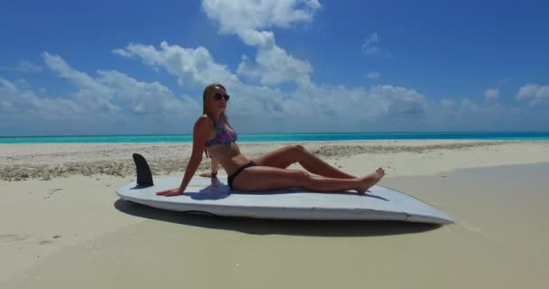 Csinos Mosolygós Fényes Bikini Pihentető Szörfdeszka Tengerparton Maldív Szigetek — Stock videók