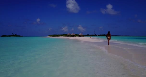 Video Het Bruin Meisje Bikini Wandelen Zee Zeis Denken Iets — Stockvideo