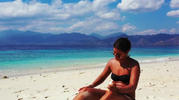 Attraente Ragazza Casual Rilassante Prendere Sole Sulla Spiaggia Delle Maldive — Video Stock