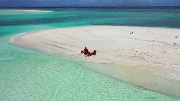 在异国情调的海滩上 热带逃跑的地方 在马尔代夫的处女座海滩上放松的女性朋友 — 图库视频影像