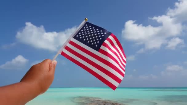 Närbild Viftande Usa Flagga Himlen Bakgrund — Stockvideo