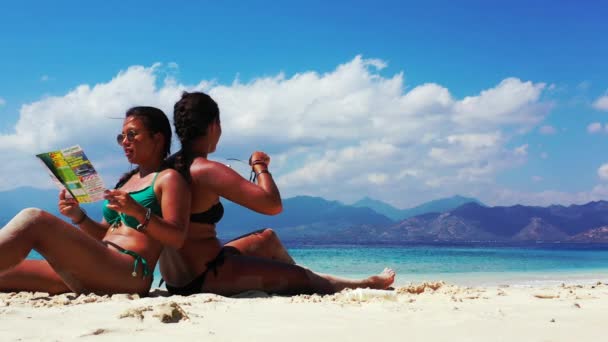 Dos Chicas Pasando Buen Rato Hablando Leyendo Folleto Playa Arena — Vídeos de Stock