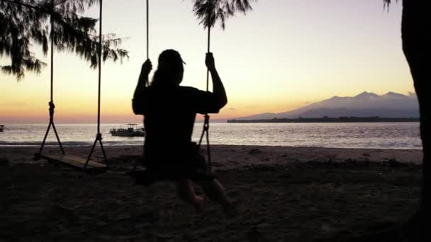 Silueta Femeie Swinging Plajă — Videoclip de stoc