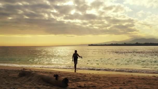 Vista Arial Jovem Pescador Que Pesca Praia Ilha Pôr Sol — Vídeo de Stock