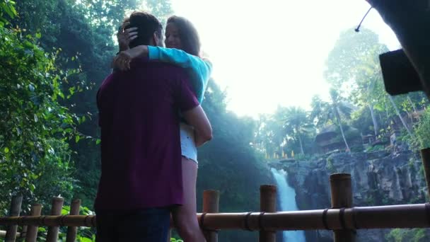 Adorável Jovem Mulher Com Seu Namorado Perto Cachoeira Conceito Viagem — Vídeo de Stock