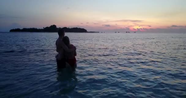 Jovem Casal Oceano Pôr Sol — Vídeo de Stock