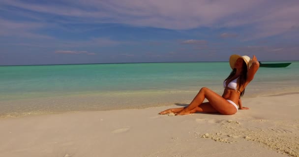 Mujer Joven Bronceada Relajándose Mar Azul Día Verano Luz Del — Vídeo de stock